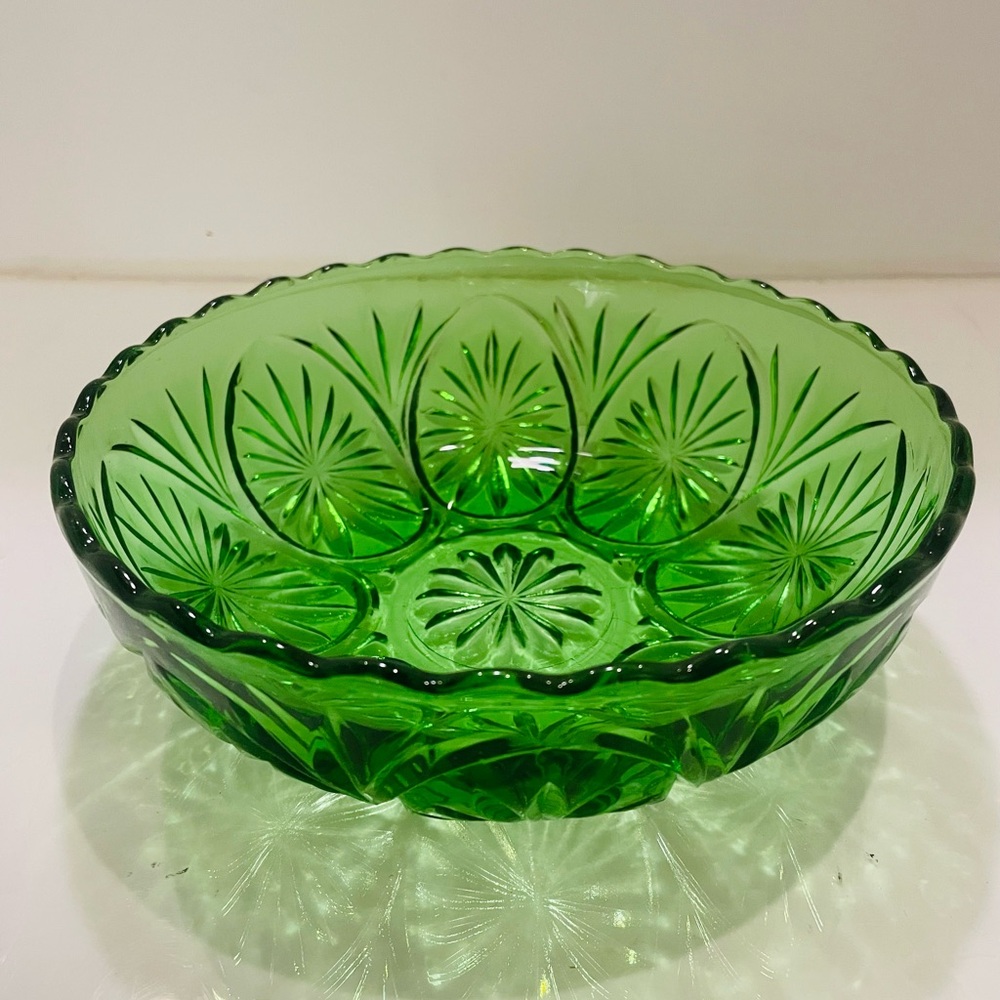 Vintage ANCHOR HOCKING 8" Fruit / Vegetable / Chip Bowl MEDALLION GREEN